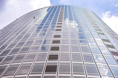 Çelik mavi camlı gökdelenlere panoramik ve perspektif manzarası, başarılı endüstriyel mimari iş konsepti