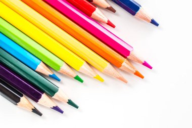 Beyaz arka planda izole edilmiş renkli kalemler. Kapatın..