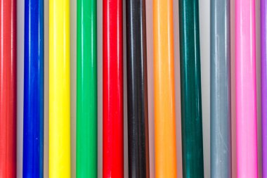 Kırpma yolu ile izole edilmiş arkaplanda renkli işaretleyici kalem seti. Tasarım veya montajınız için parlak ve boş boşluk.