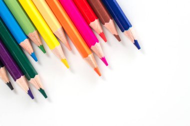 Beyaz arka planda izole edilmiş renkli kalemler. Kapatın..