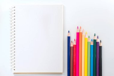 Beyaz tablo görünümünde yukarıdan renk kalem ile not etmek
