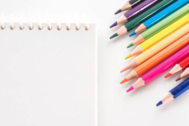Beyaz tablo görünümünde yukarıdan renk kalem ile not etmek