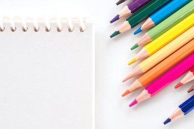 Beyaz tablo görünümünde yukarıdan renk kalem ile not etmek