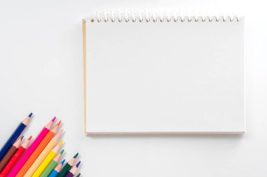 Beyaz tablo görünümünde yukarıdan renk kalem ile not etmek