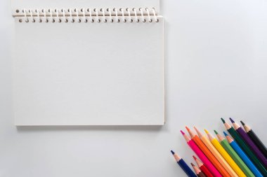 Beyaz tablo görünümünde yukarıdan renk kalem ile not etmek