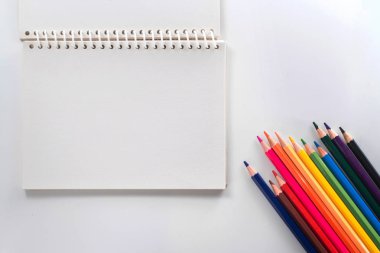 Beyaz tablo görünümünde yukarıdan renk kalem ile not etmek