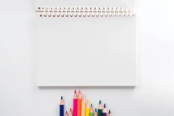 Notatnik Ołówkiem Kolor Biały Stół Widok Góry — Zdjęcie stockowe