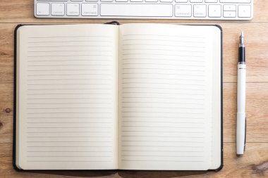 Ofis Masası Not defteri, klavye ve dolma kalem ile. Yukarıdan görüntülemek