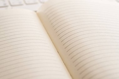 Ofis Masası Not defteri, klavye ve dolma kalem ile. Yukarıdan görüntülemek