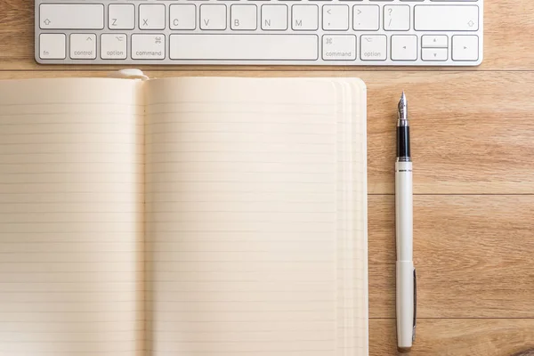 Table Bureau Avec Bloc Notes Clavier Stylo Plume Vue Haut — Photo