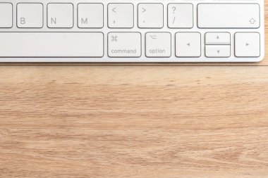 Ahşap masa üzerinde bilgisayarda yukarıdan görüntülemek.