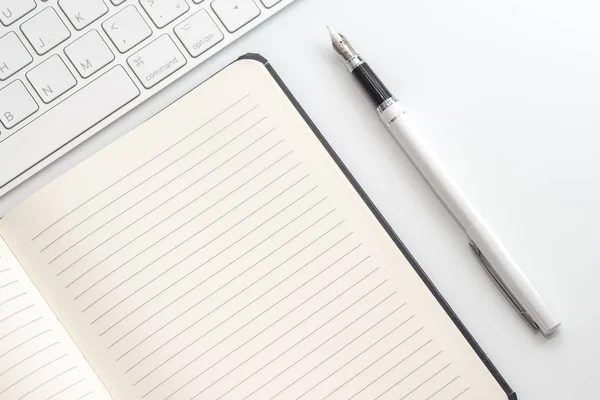 White Table Notepad Keyboard Fountain Pen View — Stock Photo, Image