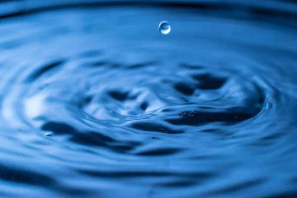 Respingo Gota Água Vidro Cor Azul — Fotografia de Stock