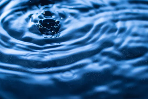 Water Druppel Plons Een Glas Blauw Gekleurd — Stockfoto