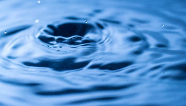 Respingo Gota Água Vidro Cor Azul — Fotografia de Stock