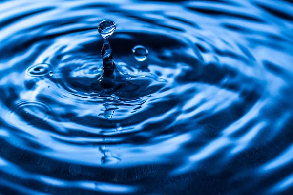 Water Druppel Plons Een Glas Blauw Gekleurd — Stockfoto