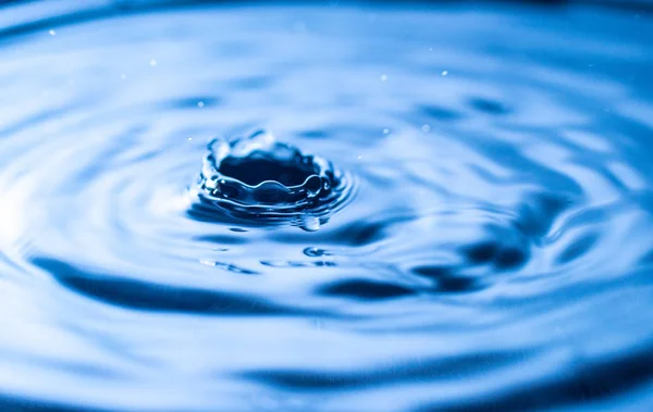 Σταγόνα Νερό Βουτιά Ένα Γυάλινο Μπλε Χρώμα — Φωτογραφία Αρχείου