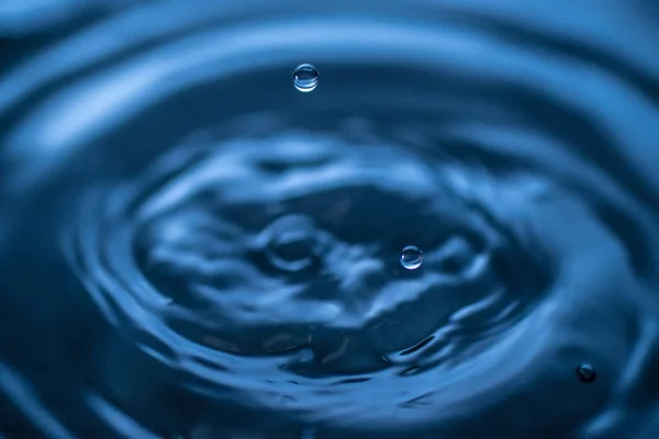 Respingo Gota Água Vidro Cor Azul — Fotografia de Stock