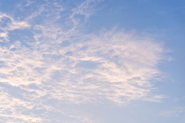 Bulutlu mavi gökyüzü