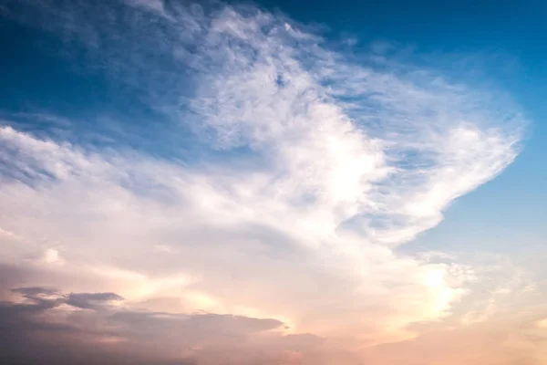 Блакитне Небо Хмарою — стокове фото