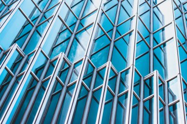 Çelik mavi camlı gökdelenlere panoramik ve perspektif manzarası, başarılı endüstriyel mimari iş konsepti