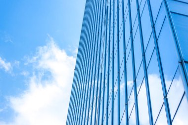 Çelik mavi camlı gökdelenlere panoramik ve perspektif manzarası, başarılı endüstriyel mimari iş konsepti