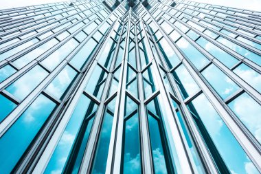 Çelik mavi camlı gökdelenlere panoramik ve perspektif manzarası, başarılı endüstriyel mimari iş konsepti