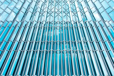 Çelik mavi camlı gökdelenlere panoramik ve perspektif manzarası, başarılı endüstriyel mimari iş konsepti