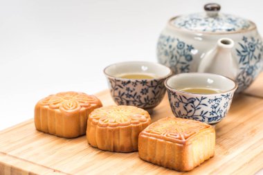 Sonbahar Ortası Festivali moon pasta beyaz zemin üzerine