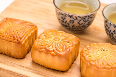 Sonbahar Ortası Festivali moon pasta beyaz zemin üzerine