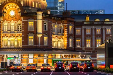 Tokyo, Japonya - 18 Kasım 2018: Tokyo İstasyonu twilight saat. Ana terminale Tokyo Tokyo İstasyonu olduğunu.