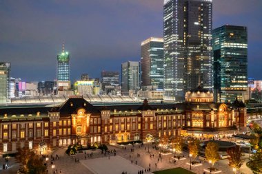 Alacakaranlık saat Tokyo İstasyonu. Ana terminale Tokyo Tokyo İstasyonu olduğunu.