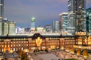 Alacakaranlık saat Tokyo İstasyonu. Ana terminale Tokyo Tokyo İstasyonu olduğunu.