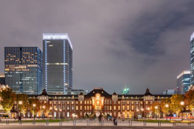 Alacakaranlık saat Tokyo İstasyonu. Ana terminale Tokyo Tokyo İstasyonu olduğunu.