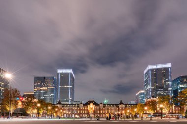 Alacakaranlık saat Tokyo İstasyonu. Ana terminale Tokyo Tokyo İstasyonu olduğunu.