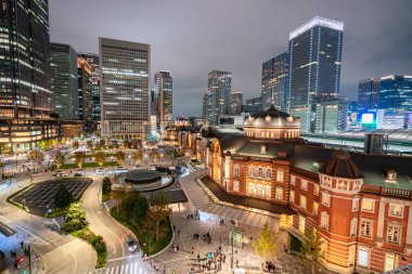Alacakaranlık saat Tokyo İstasyonu. Ana terminale Tokyo Tokyo İstasyonu olduğunu.