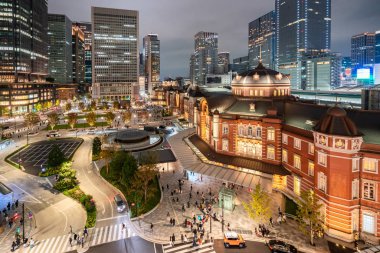 Alacakaranlık saat Tokyo İstasyonu. Ana terminale Tokyo Tokyo İstasyonu olduğunu.