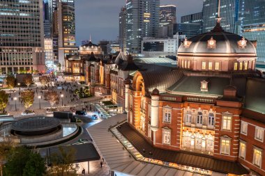 Alacakaranlık saat Tokyo İstasyonu. Ana terminale Tokyo Tokyo İstasyonu olduğunu.