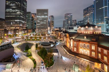 Alacakaranlık saat Tokyo İstasyonu. Ana terminale Tokyo Tokyo İstasyonu olduğunu.