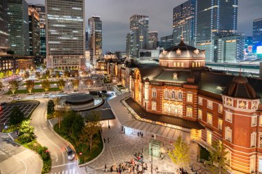 Alacakaranlık saat Tokyo İstasyonu. Ana terminale Tokyo Tokyo İstasyonu olduğunu.