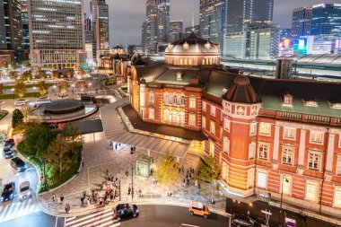 Tokyo, Japonya - 18 Kasım 2018: Tokyo İstasyonu twilight saat. Ana terminale Tokyo Tokyo İstasyonu olduğunu.