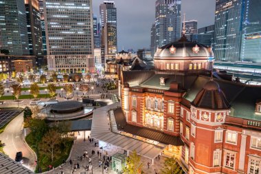 Alacakaranlık saat Tokyo İstasyonu. Ana terminale Tokyo Tokyo İstasyonu olduğunu.