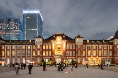 Tokyo, Japonya - 18 Kasım 2018: Tokyo İstasyonu twilight saat. Ana terminale Tokyo Tokyo İstasyonu olduğunu.