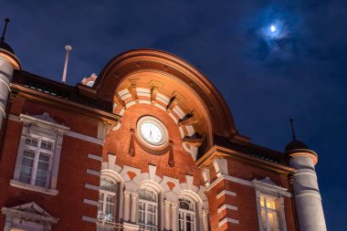 Alacakaranlık saat Tokyo İstasyonu. Ana terminale Tokyo Tokyo İstasyonu olduğunu.