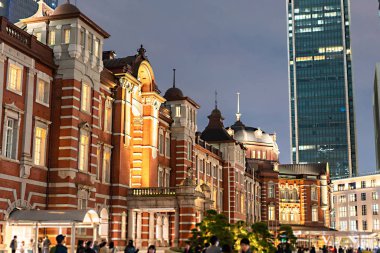 Tokyo, Japonya - 18 Kasım 2018: Tokyo İstasyonu twilight saat. Ana terminale Tokyo Tokyo İstasyonu olduğunu.