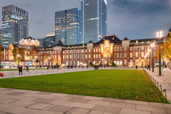 Tokyo, Japonya - 18 Kasım 2018: Tokyo İstasyonu twilight saat. Ana terminale Tokyo Tokyo İstasyonu olduğunu.