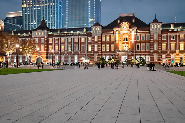 Tokyo, Japonya - 18 Kasım 2018: Tokyo İstasyonu twilight saat. Ana terminale Tokyo Tokyo İstasyonu olduğunu.