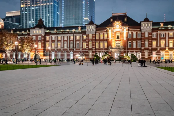 Tokyo, Japonya - 18 Kasım 2018: Tokyo İstasyonu twilight saat. Ana terminale Tokyo Tokyo İstasyonu olduğunu.