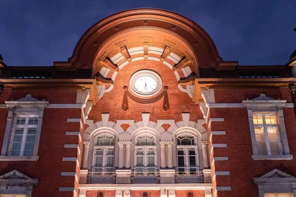 Alacakaranlık saat Tokyo İstasyonu. Ana terminale Tokyo Tokyo İstasyonu olduğunu.