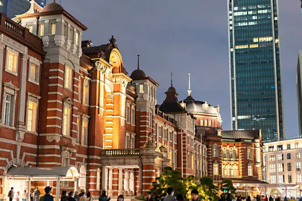 Tokyo, Japonya - 18 Kasım 2018: Tokyo İstasyonu twilight saat. Ana terminale Tokyo Tokyo İstasyonu olduğunu.